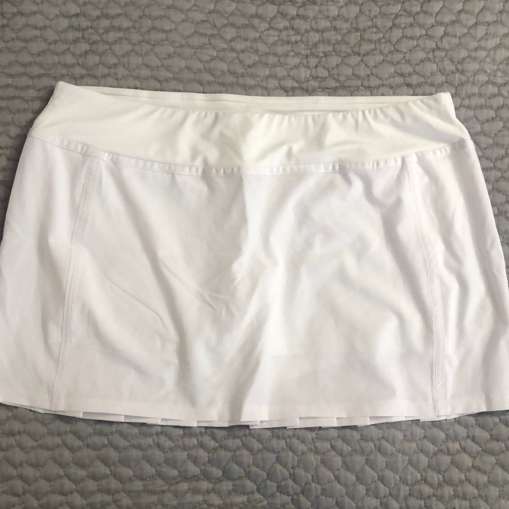 Fabletics white tennis skirt with modesty shorts